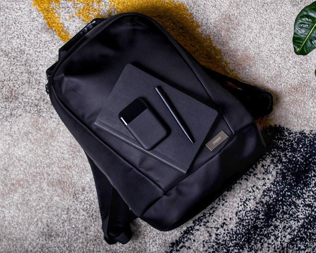 Set backpack tech corporate